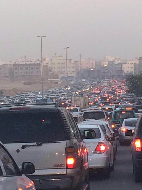 الاختناق المروري يتسبب في تأخر طلاب وموظفي حي السامر بجدة