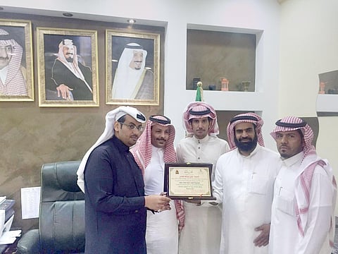 موظفو مستشفى رنية يكرّمون مديرهم السابق