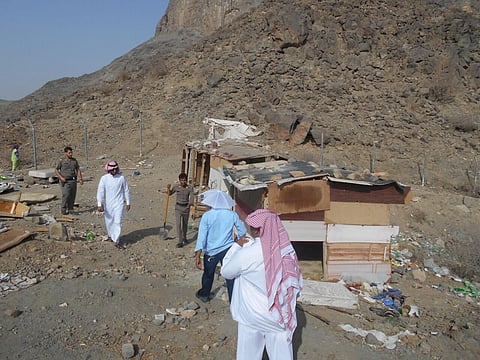 شاهد.. حملة موسعة تمشط عشوائيات جبل النور بتوجيه "الفيصل"