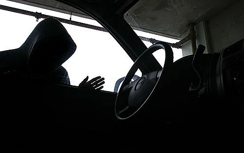 مكة.. القبض على مواطن وسوداني سرقا مركبة وقاما بـ"تشليحها" وبيعها