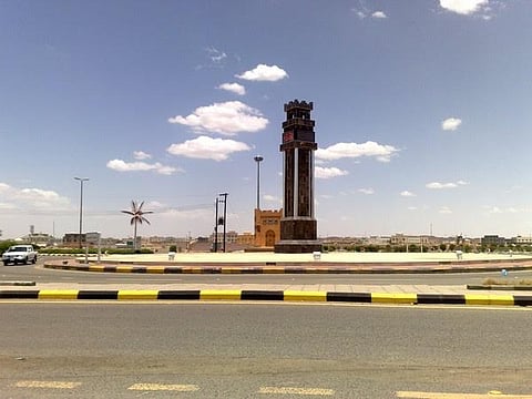 أهالي "حمراء تثليث" مطالبين بمركز إمارة ومتابعة للمهربين: المحالّ تُسلب