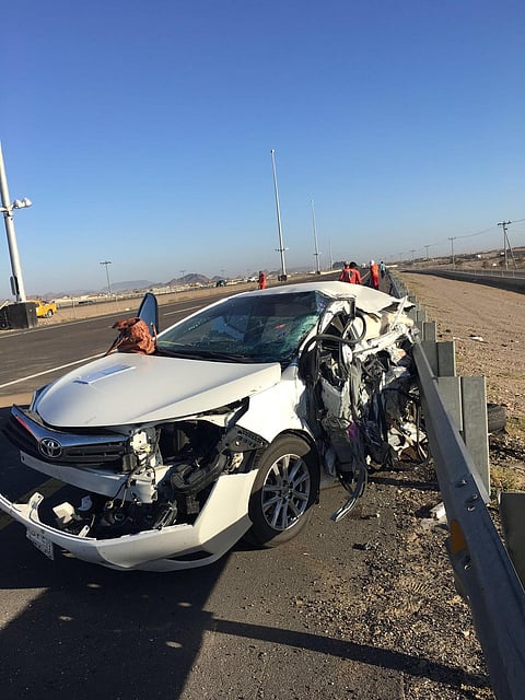 شاهد.. تصادم بطريق الهجرة يصرع ويصيب 4 من عائلة واحدة بينهم طفلان