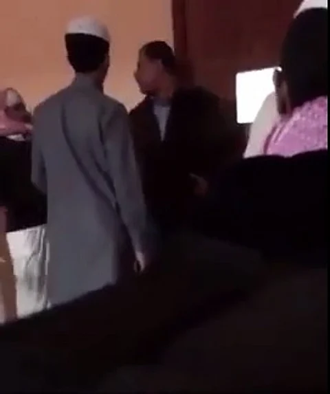 "تعليم الطائف" تنفي فيديو ضرب الطلاب للمعلم: كان ينظم خروجهم للتطعيم