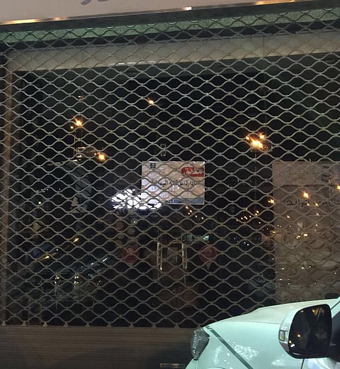 بالقوة الجبرية.. الشرطة تساند "التجارة" لإغلاق محال للجوال في الخرج