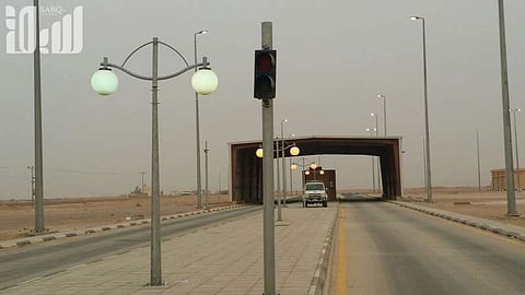 موظف يرفض "رشوة" وافد بمحطة وزن الشاحنات بالخرمة