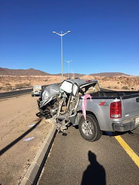 شاهد.. حادث مروري يصرع وكيل مدرسة ويصيب 5 بطريق "أبها- نجران" الدولي