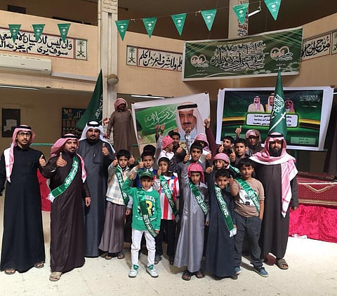 شاهد.. تفاعل طلاب وموظفي "المويه وظلم" مع "بصمة وطن"