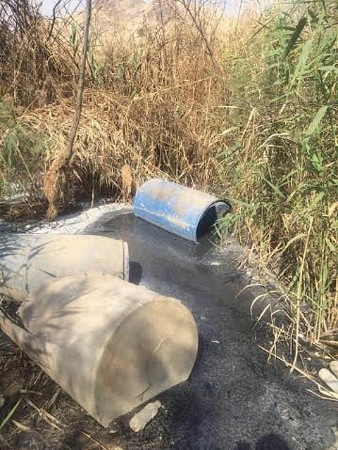 هيئة جدة تتلف 70 برميل خمر بوادي بريمان بمنطقة شبه زراعية