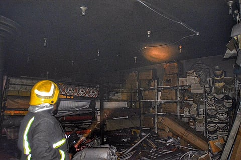 عمَّال متجر ببرزان يسيطرون على حريق قبل وصول "مدني حائل"