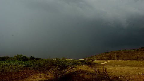 هطول أمطار متوسطة على بعض القرى شمال ينبع