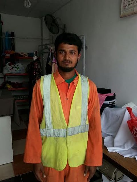 عامل بأضم يعيد حقيبة بداخلها نقود لصاحبها.. مواطن عائد من رحلة علاج بألمانيا