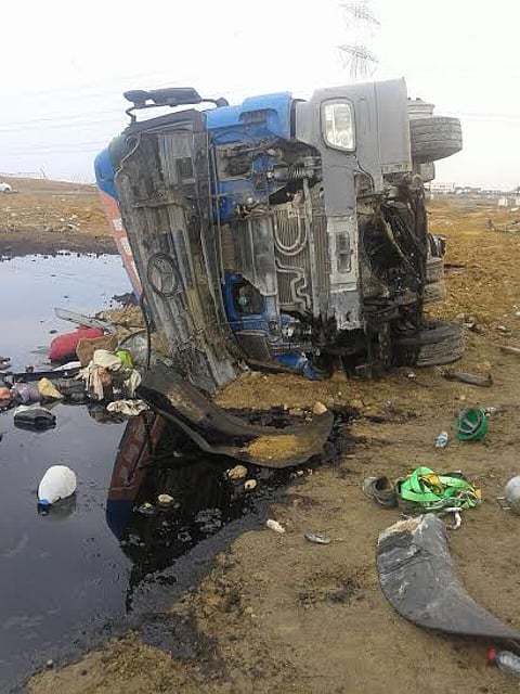 "مدني ينبع" يعالج تسرب زيت من ناقلة انقلبت بطريق الملك عبدالعزيز