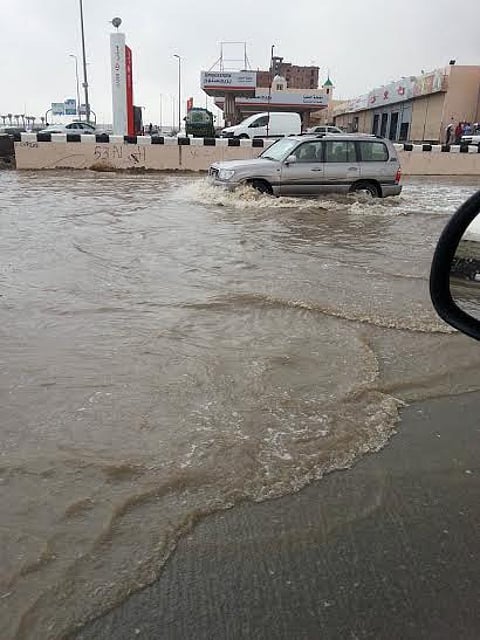 مواطنون: أمطار جدة تكشف "سوء التصريف" بالشوارع