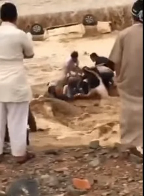 شاهد بالفيديو.. التنزه أثناء هطول الأمطار مجازفة خطيرة تنتهي بالموت