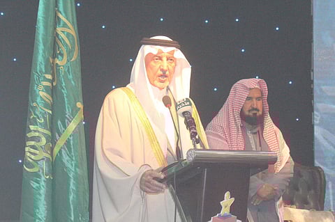 "الفيصل" يوجه بتشكيل لجنة من الإمارة والبلديات والطرق لدراسة بعض الطرق