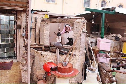 بالصور.. مواطن يحوِّل جزءاً من منزله إلى متحف أثري بـ"رفحاء"