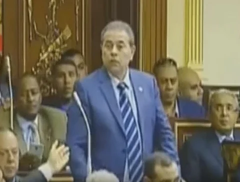 فيديو.. "عكاشة" نقل إثارة برامجه للبرلمان المصري فطرده الأعضاء بهتاف: "بره بره"