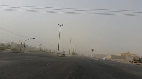 موجة غبار وأتربة تغطي سماء الأفلاج وتُربك حركة السير
