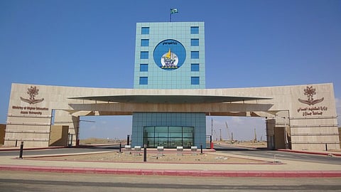 بعد ضبط طالبة تحمل مسدساً.. جامعة جازان تشدد التفتيش وتؤكد: لم تدخل به للقاعات