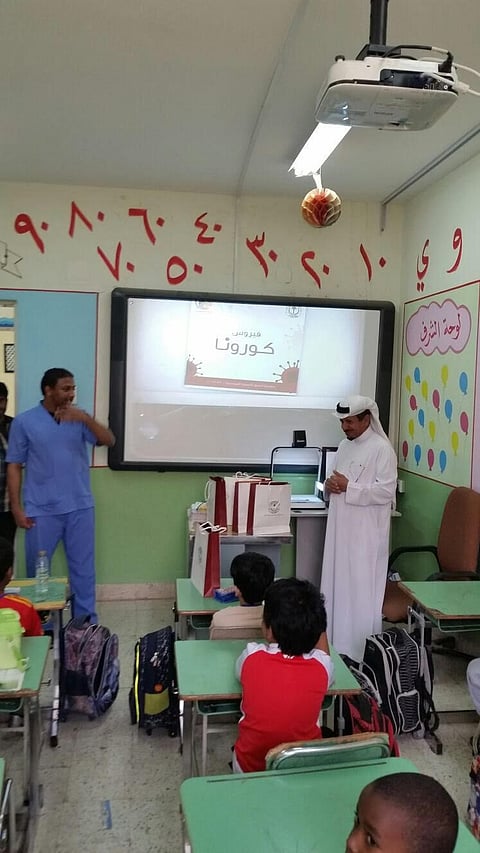 حملة مكثفة للتوعية عن "كورونا" بمدارس وأسواق "القويعية"