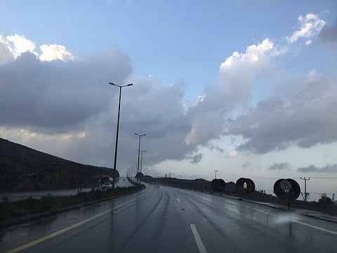 هطول أمطار متفرقة على "الباحة" بين متوسطة وخفيفة