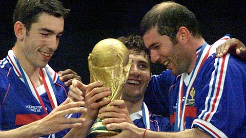 آخر لاعب في تشكيلة فرنسا 1998 يعلن اعتزاله