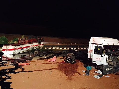 شاهد .. انقلاب صهريج "بترول" يُغلق طريق الملك فهد بشقراء