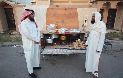 رزق بعرق الجبين .. يبيع الذرة والشاي بشوارع الخفجي متحدّياً ظروفه الأسرية