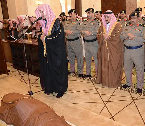 وكيل إمارة حائل يؤدي الصلاة على الشهيد سعود العمودي