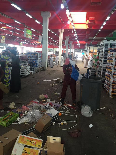 مكة.. بلدية الشوقية تصادر 100 كرتون فواكه وتزيل بروزات بحلقة الخضار