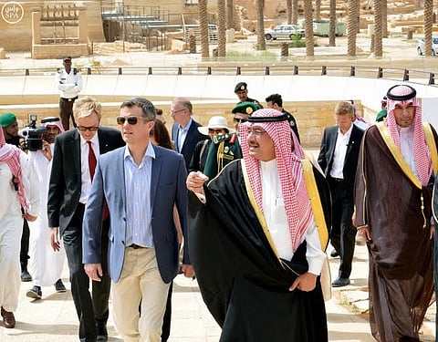 بالصور.. ولي عهد الدنمارك يزور حي البجيري بالدرعية ويتناول وجبة شعبية