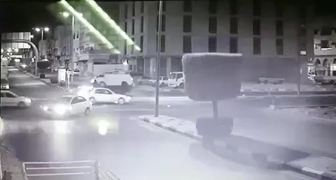 بالفيديو.. حادث لحافلة غفل قائدها عن رصيف اعتلاه بعد إغلاق تقاطع شارع 25 بالطائف