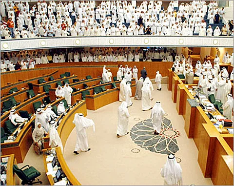 "الأمة" الكويتي .. أعضاء يطالبون بقطع لسان دشتي .. وآخرون: اعرضوه على طبيب نفسي
