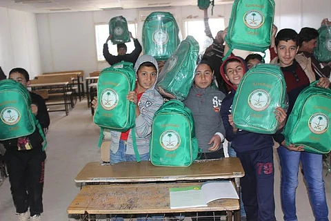 الحملة الوطنية توزع الحقائب المدرسية على طلبة سوريا اللاجئين في الزعتري