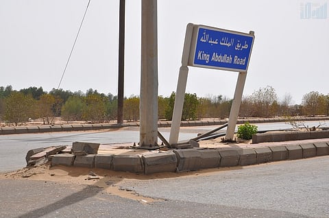 شاهد.. ألعاب وأرصفة مكسورة ورمال طامسة للشوارع بكورنيش الموسم!