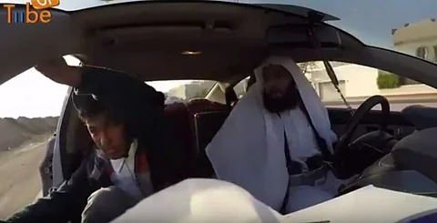بالفيديو.. سائق أجرة يدعي أنه إرهابي فيُلقي شاب بنفسه من السيارة "خوفاً"