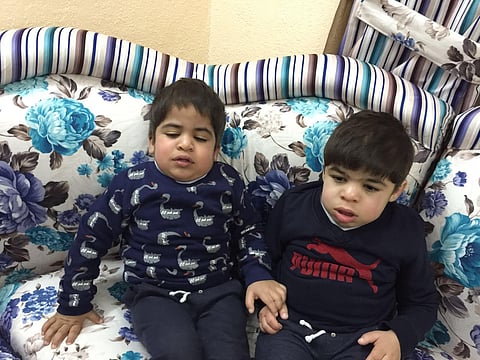 ثلاثة أشقاء مصابون بـ"متلازمة هنتر" وتخصصي الرياض والتأهيل الشامل يرفضهم