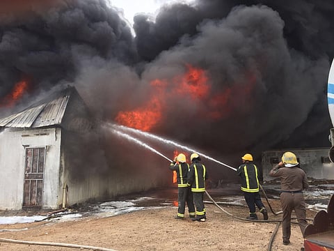 "مدني ينبع" يخمد حريقاً في مستودع بطريق جدة.. وشبهة جنائية بالحادث