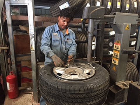 في جولة ميدانية لـ"سبق".. سائقون يبحثون عن الإطار الأرخص