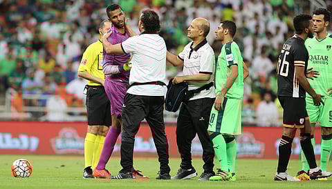 "سبق" ترصد إصابة العويس ورفضه الخروج من الملعب