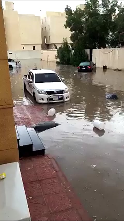 بالصور .. الأمطار تُغرق شوارع بمونسية الرياض .. والأهالي: ماذا لو استمرت ساعتين