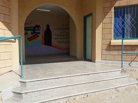 حارس مدرسة وزوجته انتظروا تثبيتهم ففوجئوا بإلغاء عقودهم.. خدمة 14 عاماً لم تشفع لهم