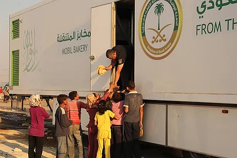 الحملة الوطنية السعودية تواصل تشغيل الأفران المتنقلة بالداخل السوري