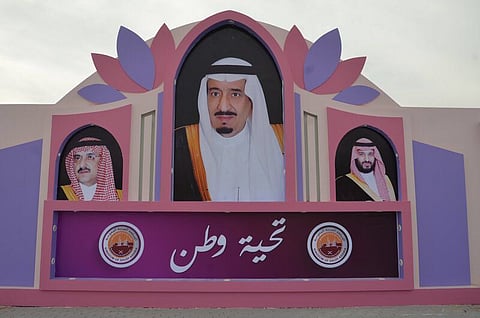 شاهد.. صورة خادم الحرمين تتوسط بوابة مهرجان زهور ينبع العاشر