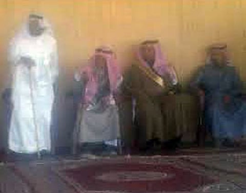 رئيس مركز الحمرة يواسي" آل الجابر " في فقيدهم