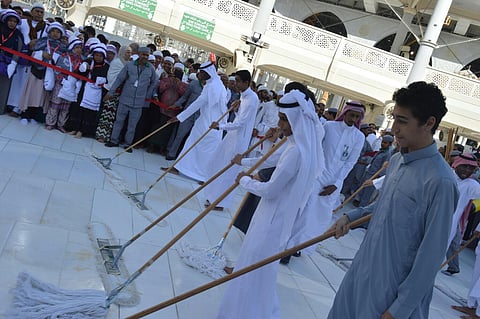 طلاب ثانوية بمكة يشاركون في غسيل صحن المطاف