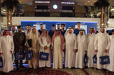 "الدوسري" يتفقد حملة "كيف تحافظ على ابتسامتك جميلة ٢" ويكرم المشاركين