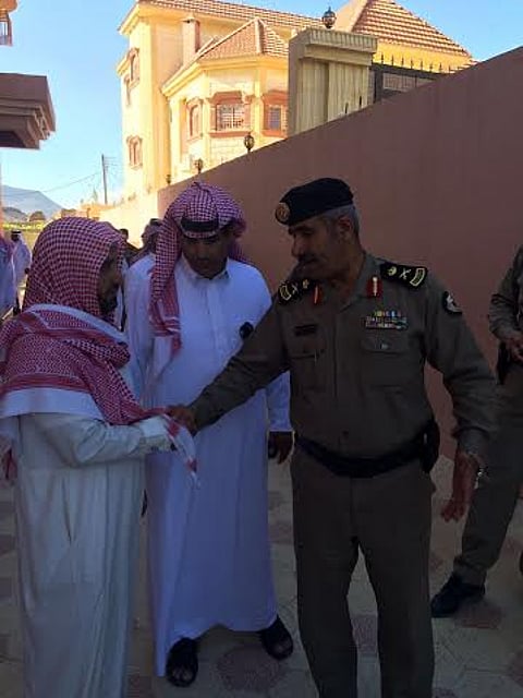 مدير شرطة عسير يواسي آل زياد في وفاة والده