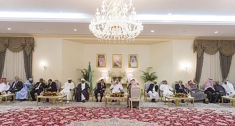 بالصور.. خادم الحرمَيْن يستقبل ضيوف "رعد الشمال" في حفر الباطن