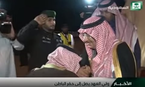 فيديو.. 8 قُبلات من "محمد بن سلمان" على يد ولى العهد ترد افتراءات المرجفين
